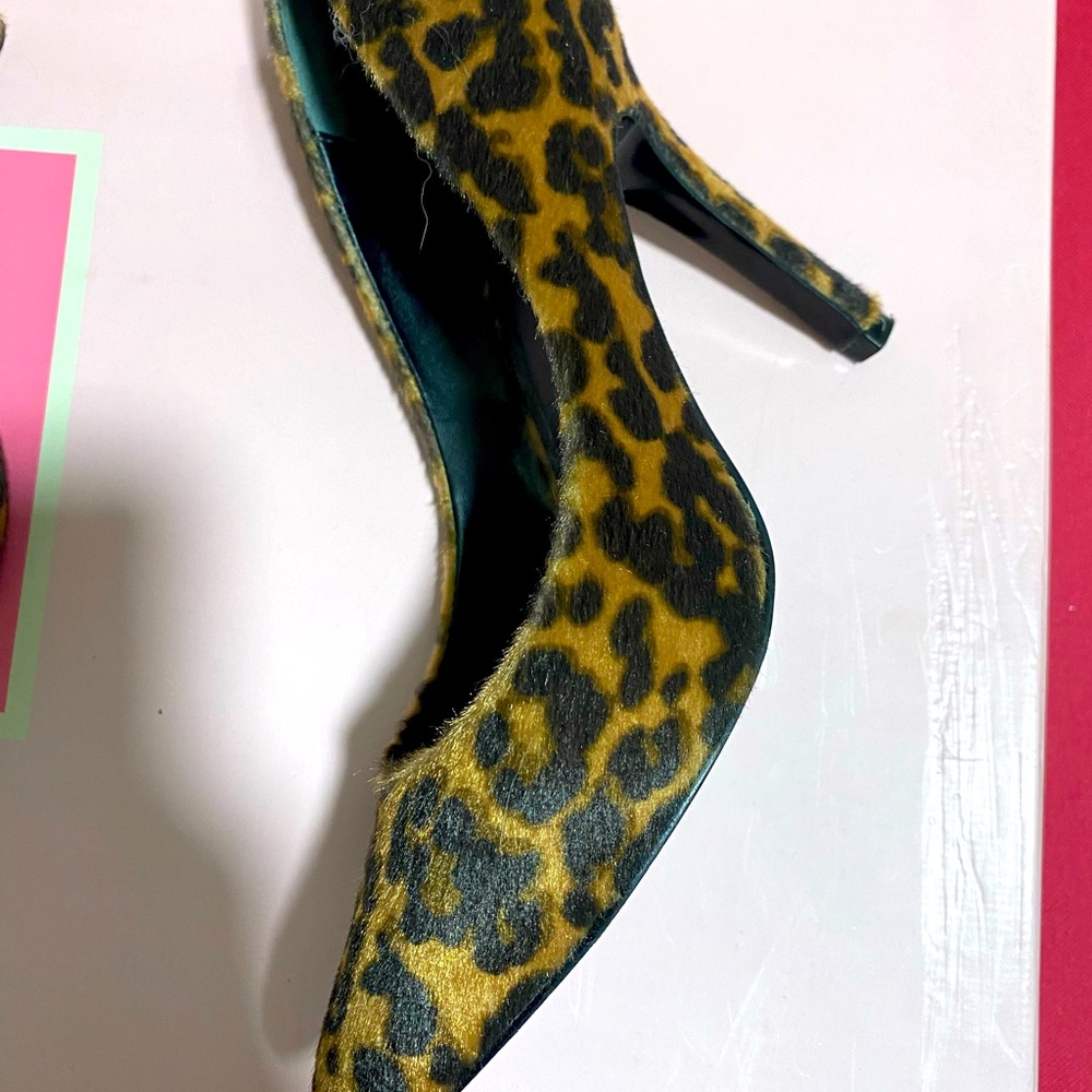 Charles David LEOPARD Print pumps Sz 7M faux fur
